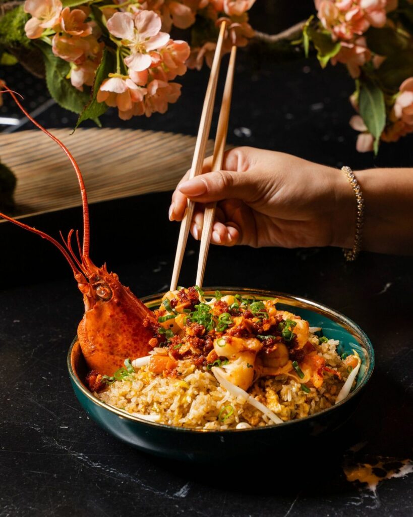 El lobster fried rice de Gekkō el restaurante de Bad Bunny
